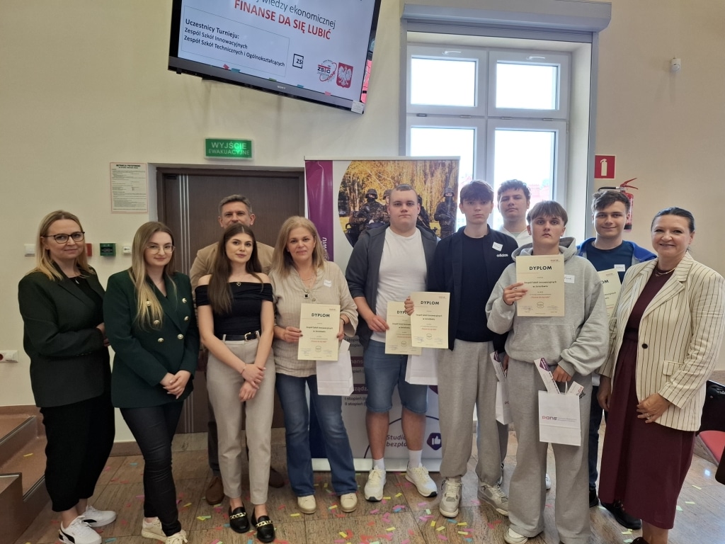 Uczestnicy turnieju wiedzy ekonomicznej "Finanse da się lubić!" z dyplomami.