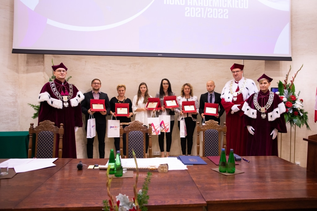 Inauguracja 2021/2022: Akademiccy nagrodzeni z dyplomami
