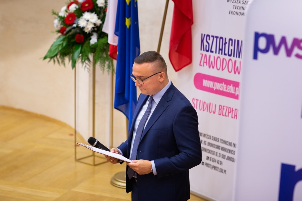 Uroczysta inauguracja roku akademickiego 2021/2022 z przemawiającym mężczyzną.