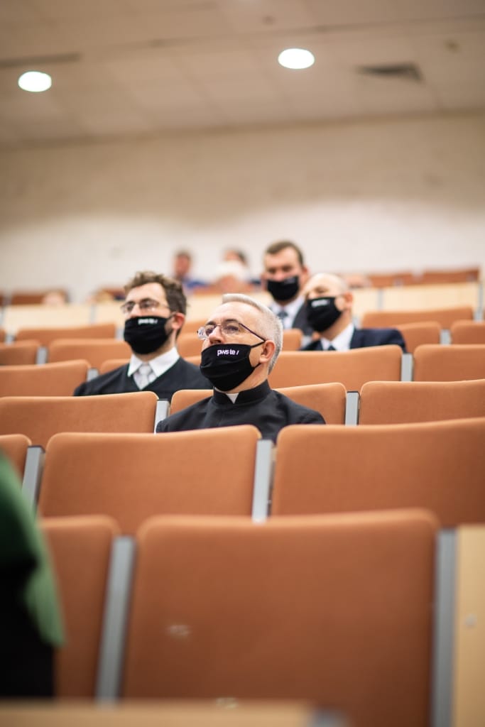 Inauguracja roku akademickiego 2021/2022: uczestnicy w maskach na wykładzie