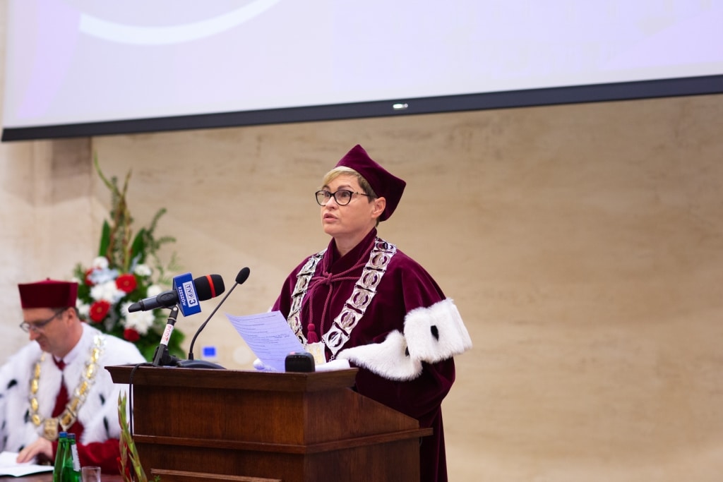 Profesor w todze akademickiej przemawia podczas Inauguracji 2021/2022