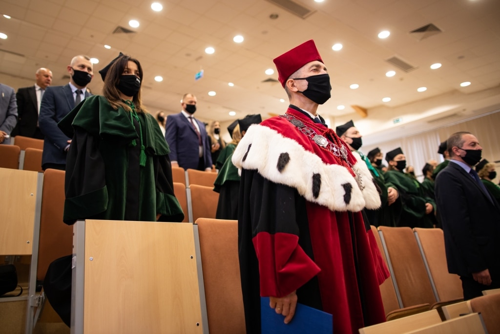Inauguracja 2021/2022: Rektor i profesorowie w togach podczas uroczystości.