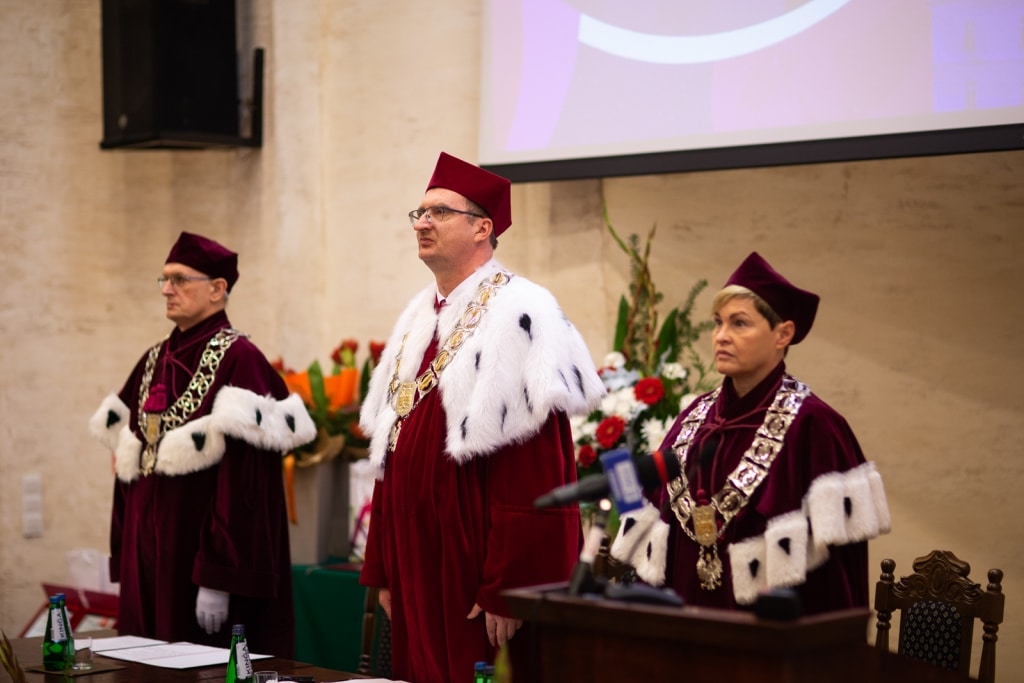 Uroczysta inauguracja roku akademickiego 2021/2022 z udziałem profesorów w togach.