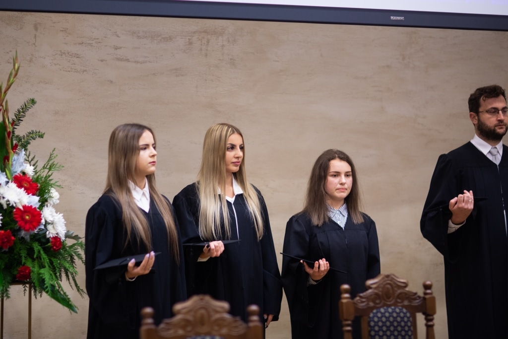 Uroczysta inauguracja roku akademickiego 2021/2022 z udziałem studentów w togach.