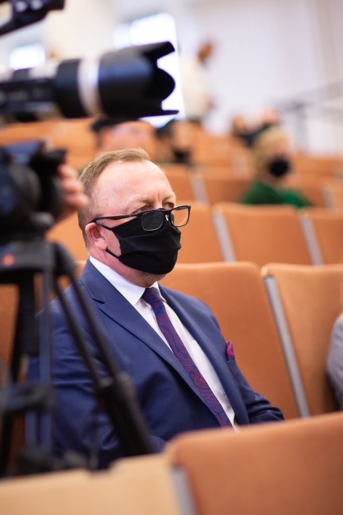 Mężczyzna w garniturze i masce na twarzy na inauguracji roku akademickiego 2021/2022.
