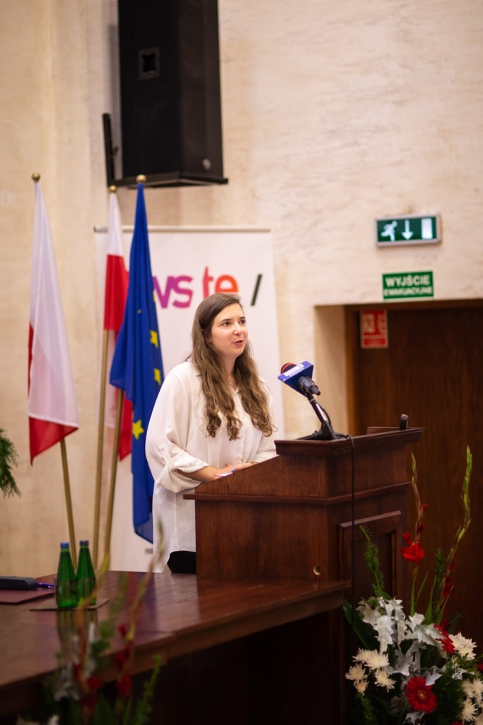 Młoda kobieta przemawia podczas Inauguracji 2021/2022.