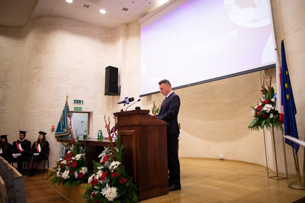 Uroczysta inauguracja roku akademickiego 2021/2022 z przemówieniem przy mównicy.