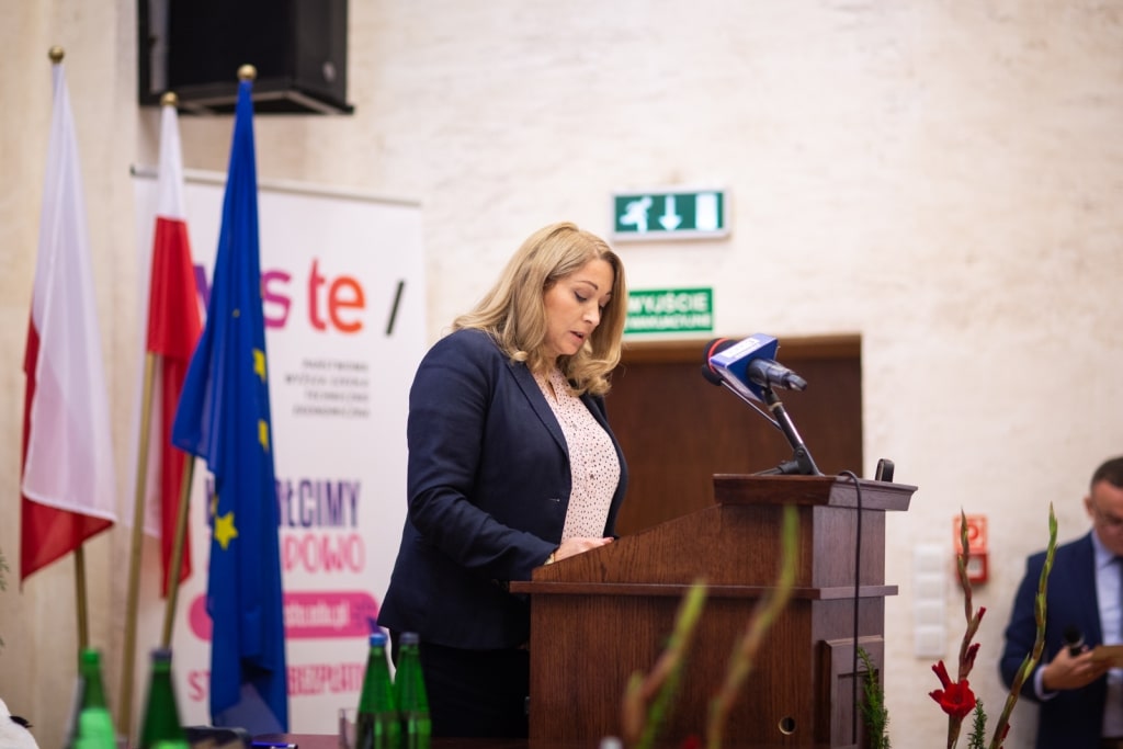 Kobieta przemawia podczas inauguracji 2021/2022