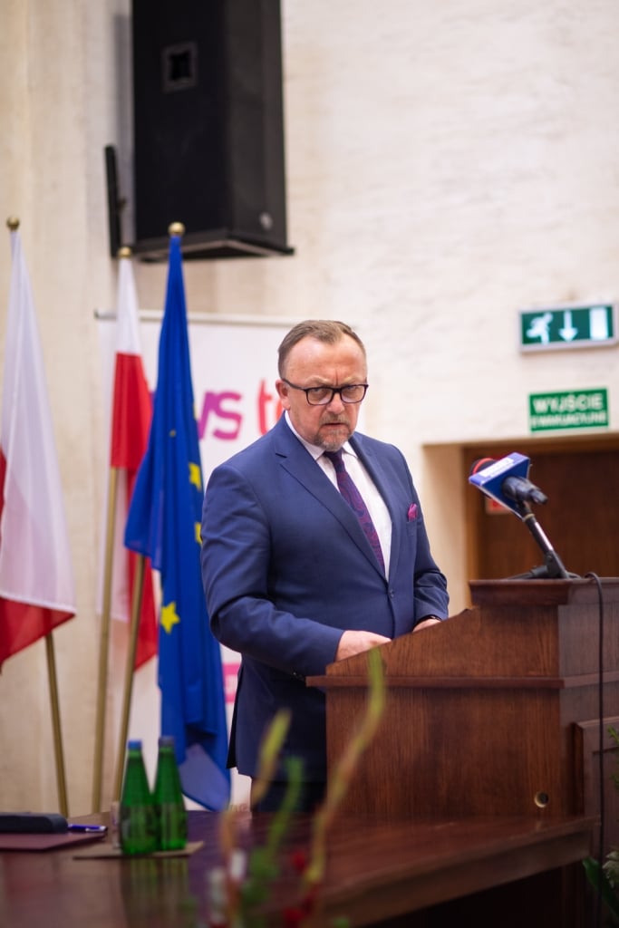 Mężczyzna w garniturze przemawia podczas Inauguracji 2021/2022.