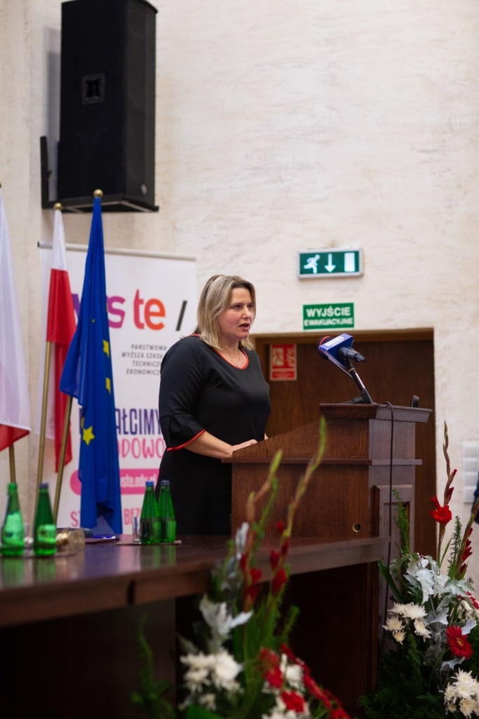 Inauguracja 2021/2022: Kobieta przemawia przy mównicy