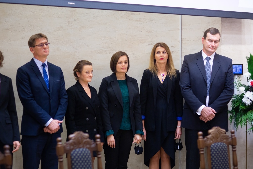 Inauguracja 2021/2022: Cztery osoby stojące w szeregu, dwie kobiety i dwaj mężczyźni.