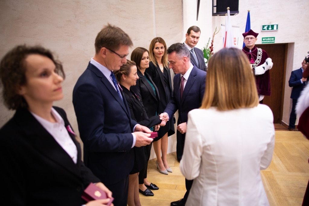 Inauguracja 2021/2022: wręczenie odznaczeń w sali ceremonialnej