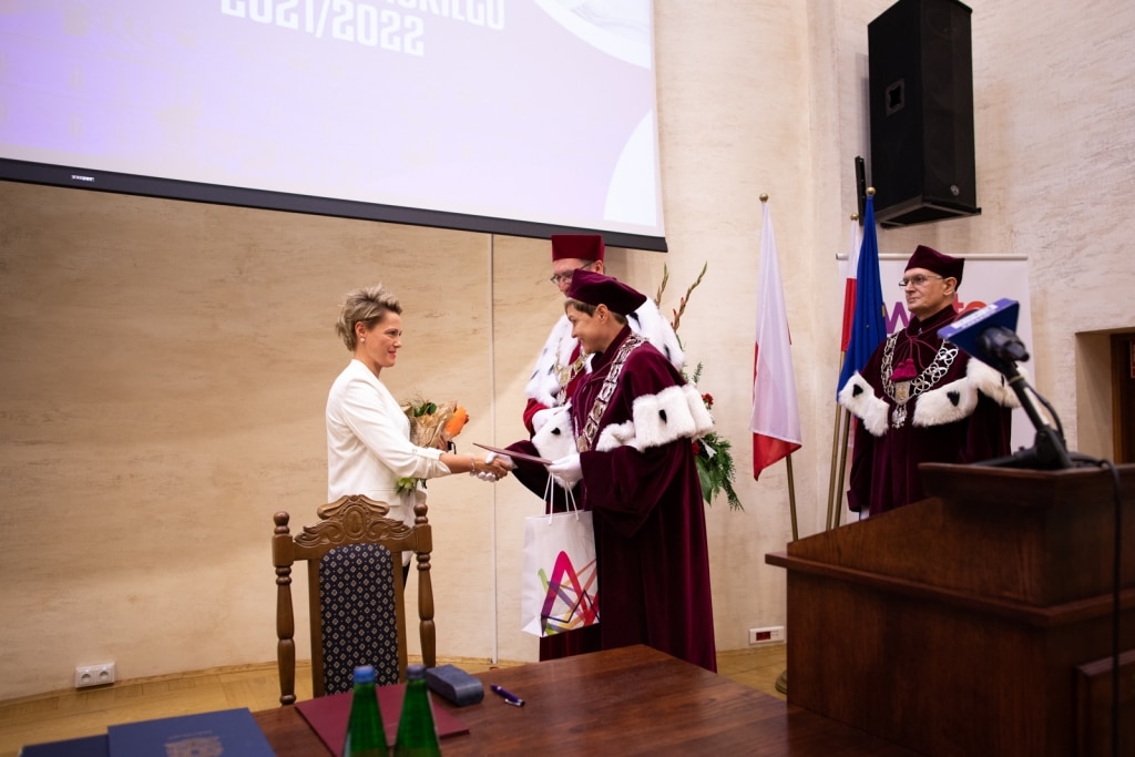 Inauguracja 2021/2022: wręczenie kwiatów rektorowi