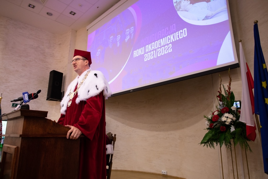 Inauguracja Roku Akademickiego 2021/2022: Rektor w todze przemawia.
