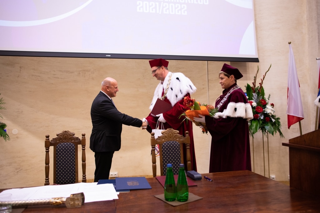 Inauguracja 2021/2022: wręczenie bukietu i dyplomu w togach