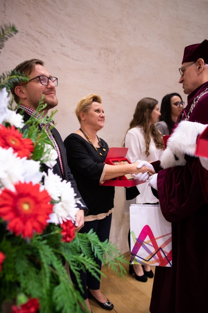 Inauguracja 2021/2022: wręczenie nagród podczas uroczystości akademickiej.