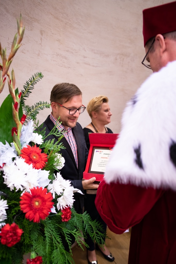 Uroczysta inauguracja roku akademickiego 2021/2022, wręczenie nagrody.