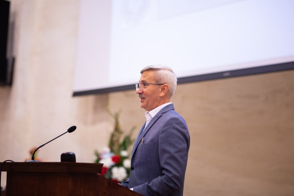 Mężczyzna w garniturze przemawia podczas Inauguracji 2021/2022