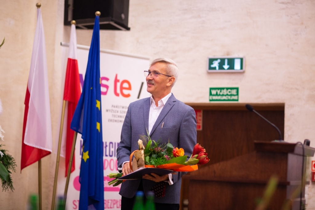 Mężczyzna z bukietem kwiatów podczas inauguracji 2021/2022