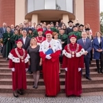 Grupa profesorów i studentów w togach podczas Inauguracji Roku Akademickiego 2021/2022