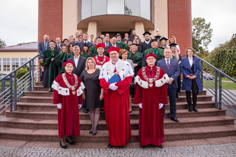 Grupa profesorów i studentów w togach podczas Inauguracji Roku Akademickiego 2021/2022