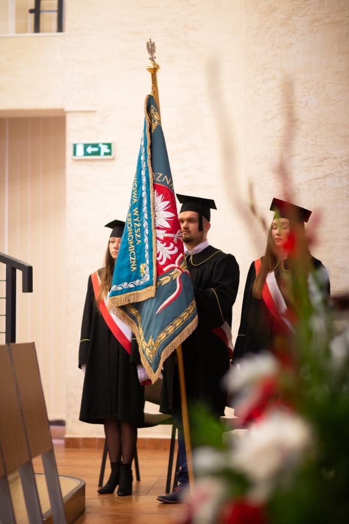 Inauguracja 2021/2022: studenci z flagą na uroczystości.
