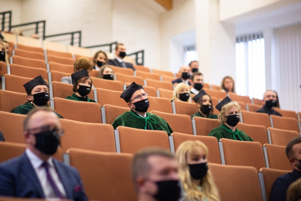 Uczestnicy inauguracji roku akademickiego 2021/2022 w togach i maskach