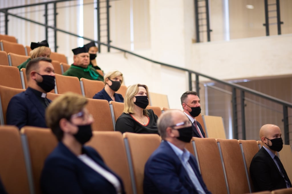 Uczestnicy Inauguracji Roku Akademickiego 2021/2022 w maskach