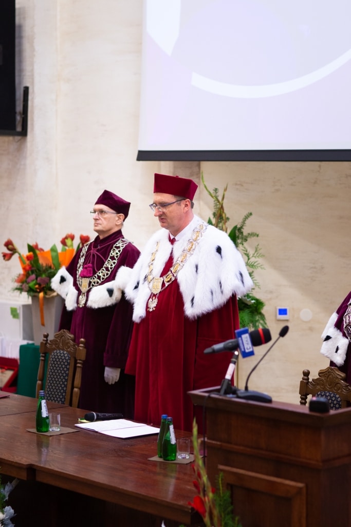 Inauguracja 2021/2022: Rektor i profesorowie w togach podczas uroczystości.