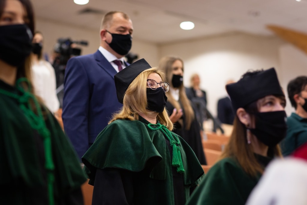 Inauguracja 2021/2022: Uczestnicy w togach i czepkach podczas uroczystości.