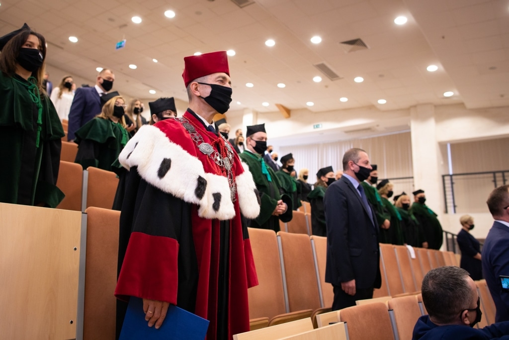 Uroczysta inauguracja roku akademickiego 2021/2022 z udziałem profesorów w togach.