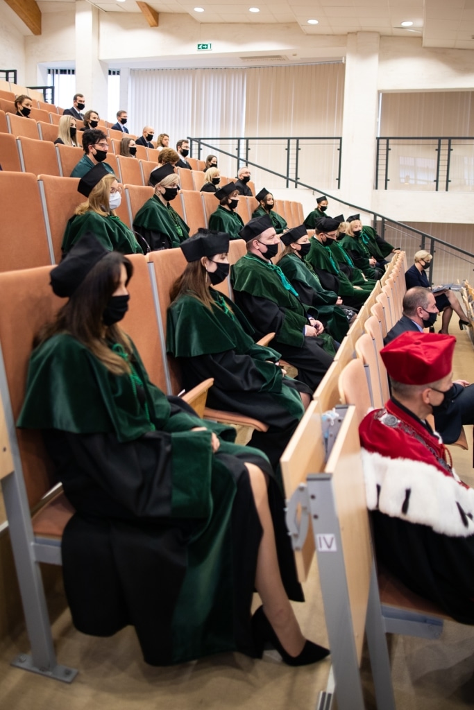 Uroczysta inauguracja roku akademickiego 2021/2022 z udziałem profesorów w togach.