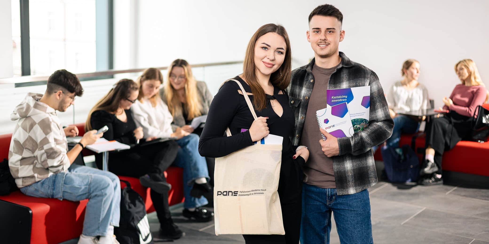 Dwoje studentów z materiałami informacyjnymi PANS w Brzegu