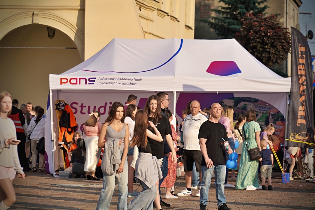 Studenci na Juwenaliach 2025 przed namiotem PANS w Jarosławiu