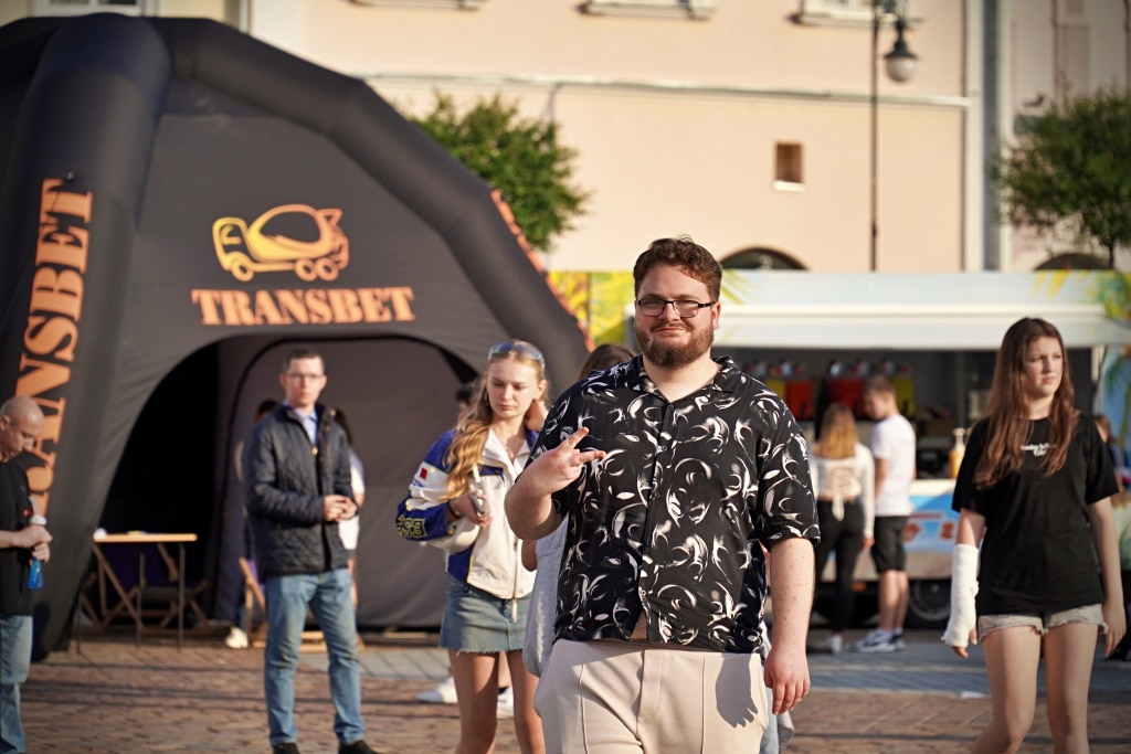 Mężczyzna w koszuli w liście robi znak pokoju na Juwenaliach 2025