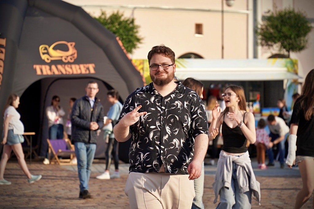 Uśmiechnięty mężczyzna na Juwenaliach 2025