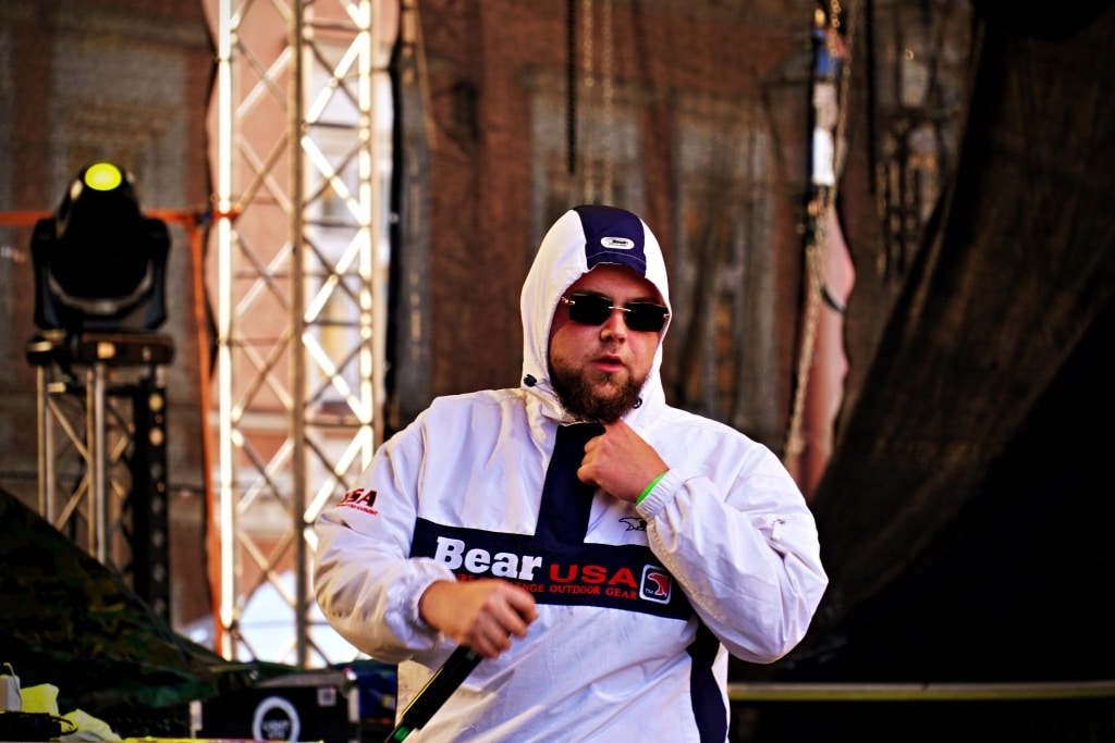 Artysta w bluzie Bear Usa na Juwenaliach 2025