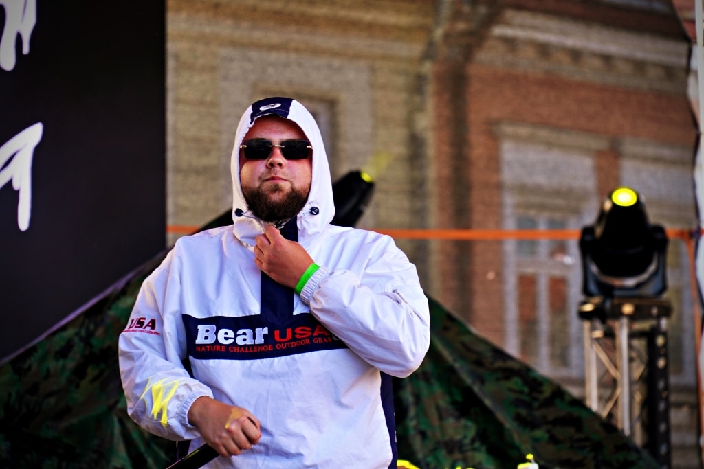 Mężczyzna w bluzie z kapturem Bear USA na Juwenaliach 2025