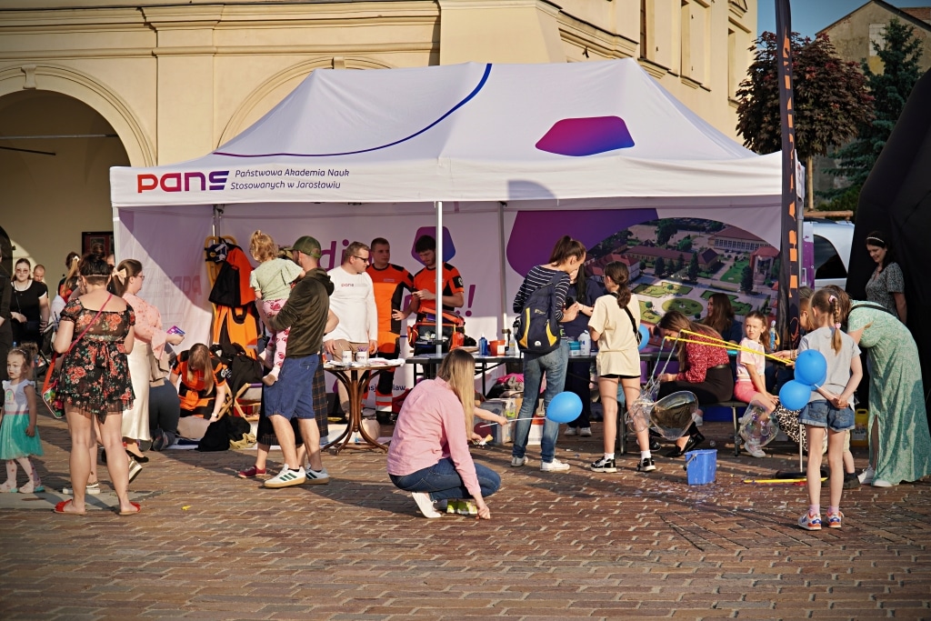 Stoisko z balonami i ludźmi na Juwenaliach 2025