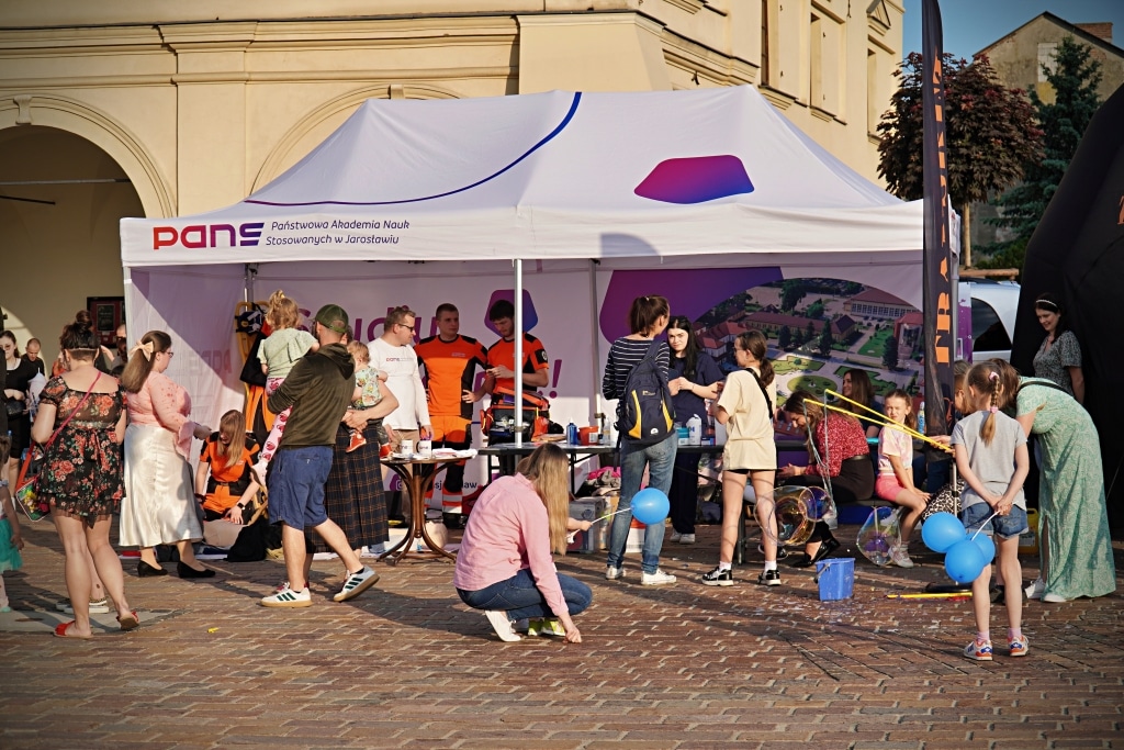 Ludzie przy namiocie PANS podczas wydarzenia Juwenalia 2025