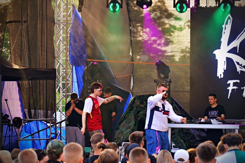 Artyści na scenie podczas Juwenaliów 2025, koncert hip-hopowy