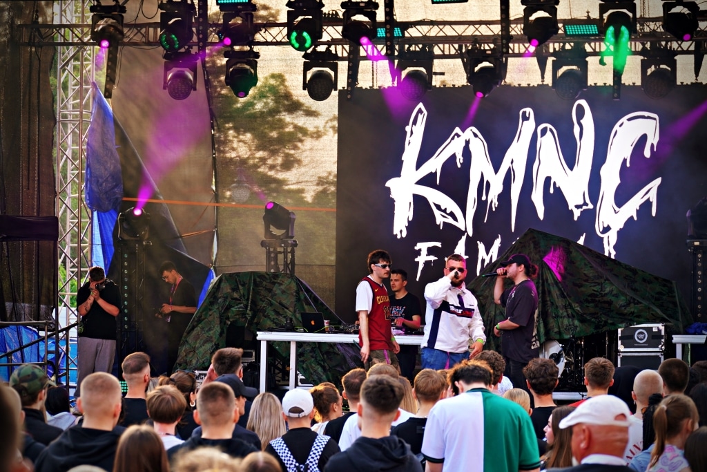 Artyści na scenie Juwenalia 2025 podczas koncertu KMNC