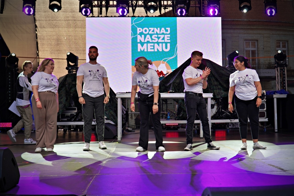 Grupa osób na scenie podczas Juwenaliów 2025