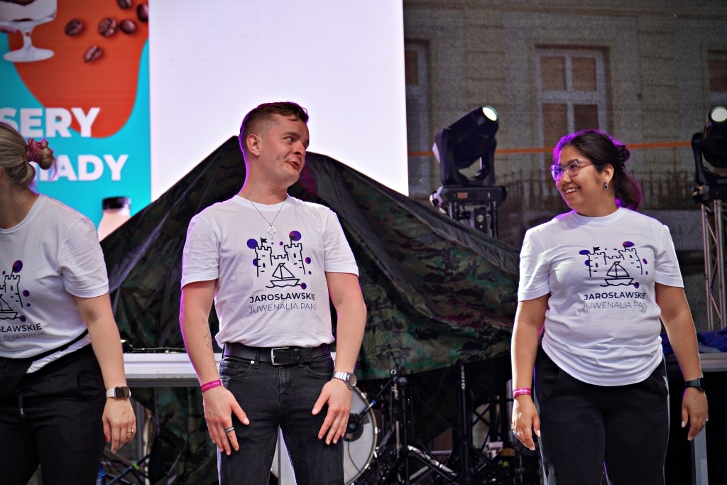 Uczestnicy Juwenaliów 2025 w koszulkach z zamkiem i łodzią.