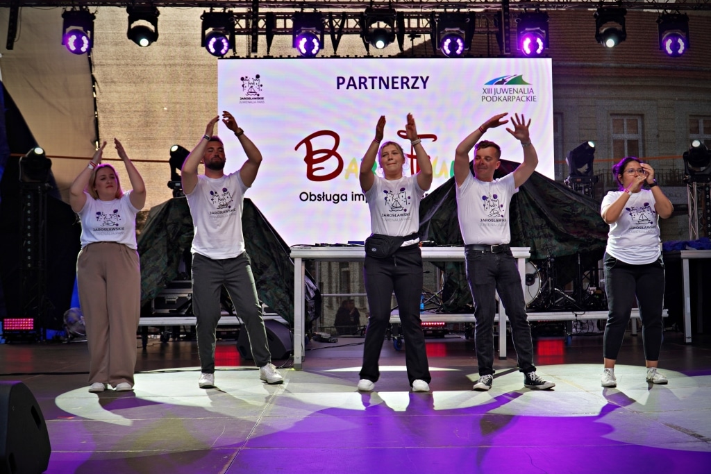Uczestnicy Juwenaliów 2025 wykonują taniec na scenie z logo.