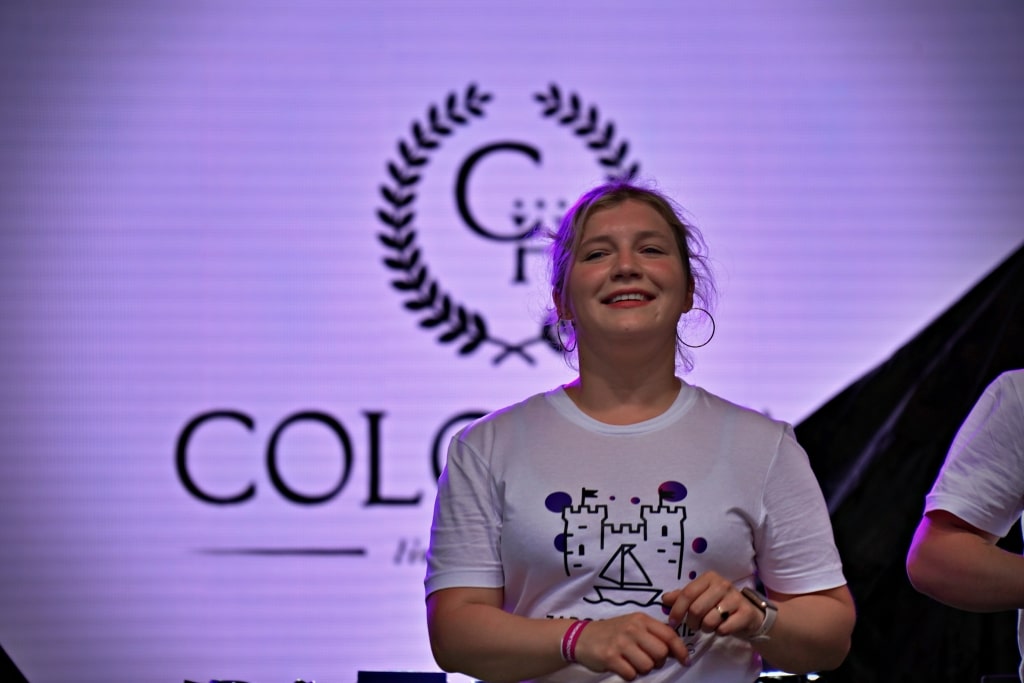 Kobieta w T-shircie z logo Juwenalia 2025 na tle sceny