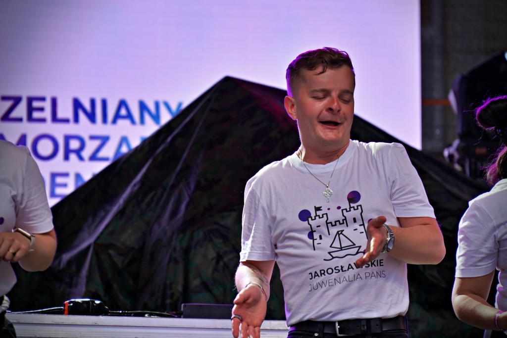 Mężczyzna w koszulce z napisem "Jarosławskie Juwenalia Pań" na scenie
