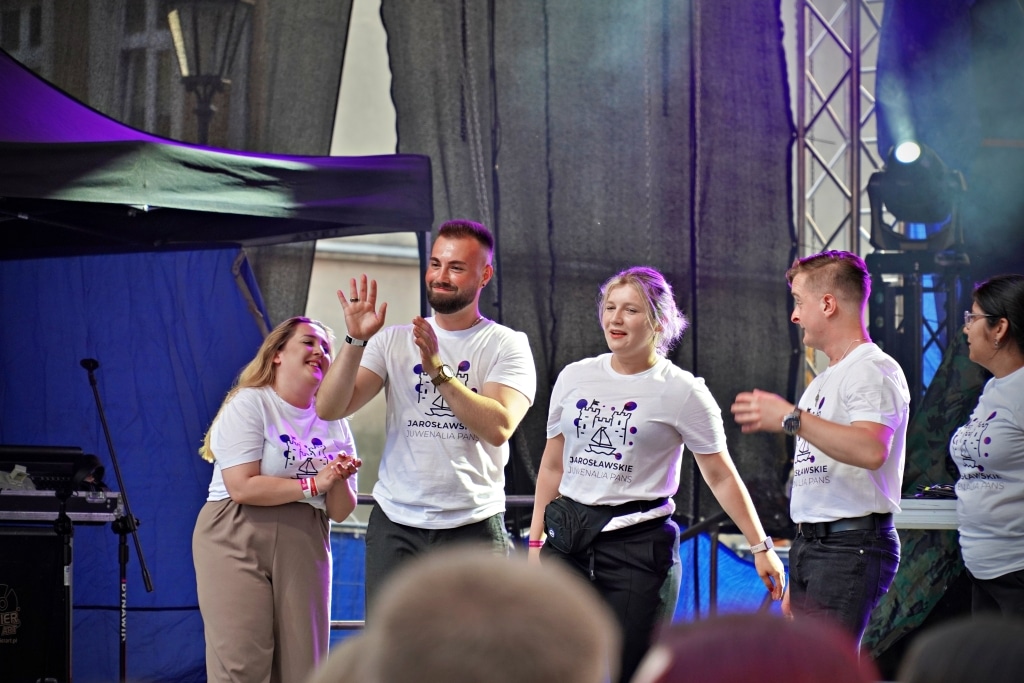 Zespół w koszulkach z napisem "Jarosławskie Juwenalia 2025" pozdrawia publiczność