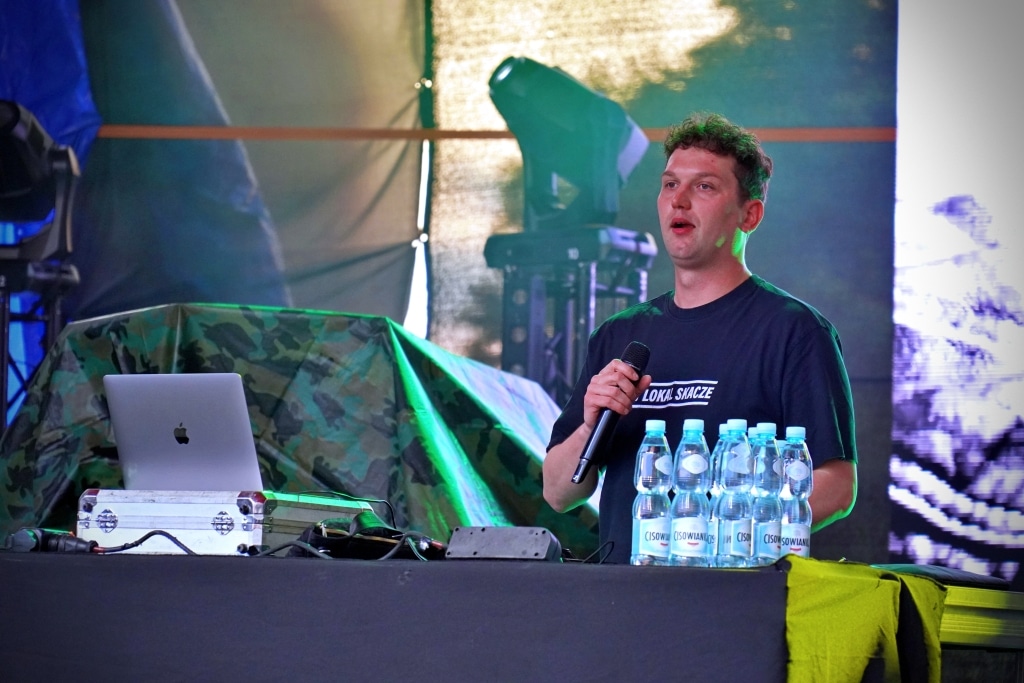 DJ na Juwenaliach 2025 z butelkami wody i laptopem