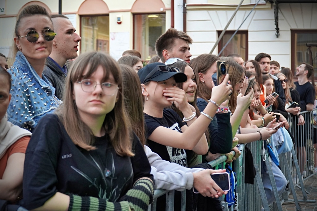 Młodzi ludzie na Juwenaliach 2025, część publiczności ogląda koncert
